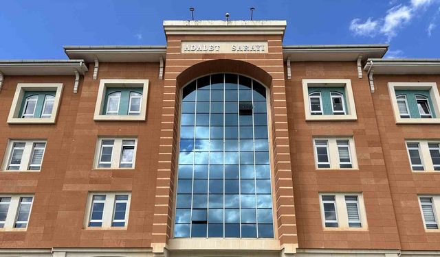 Torununu bıçaklayan dedenin yargılanmasına devam edildi