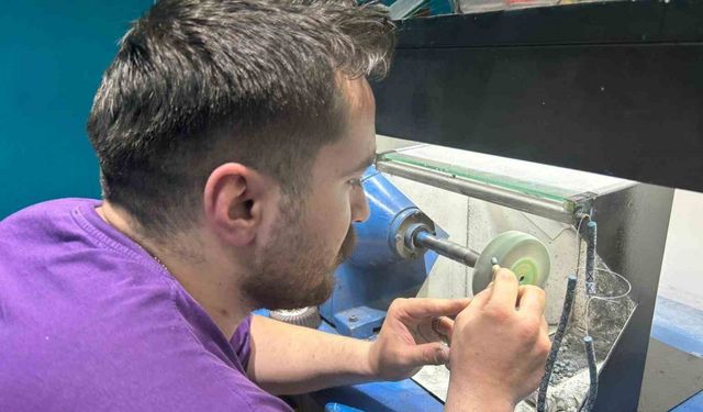 Van’ın tek gümüş kakma ustası mesleğini yaşatıyor