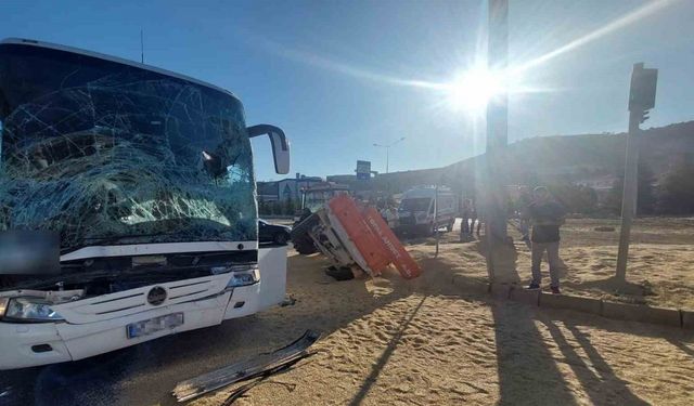Yolcu otobüsü ile traktör çarpıştı: 3 yaralı
