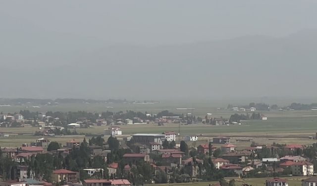 Yüksekova’nın dağları toz bulutu altında kaldı