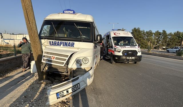 Adıyaman'da elektrik direğine çarpan yolcu minibüsündeki 8 yolcu yaralandı