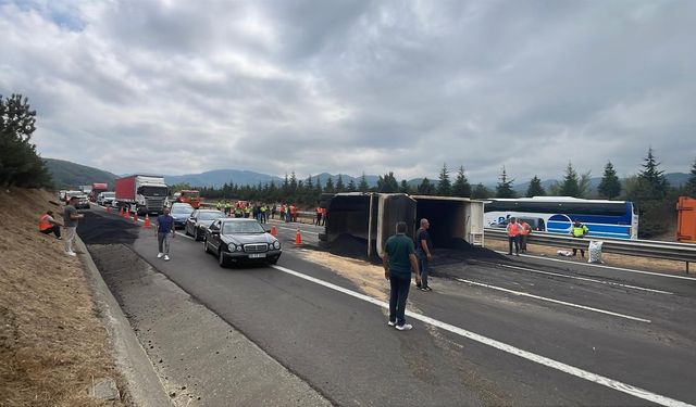 Anadolu Otoyolu'nun Bolu Dağı kesiminde devrilen kamyon nedeniyle kapanan yol ulaşıma açıldı