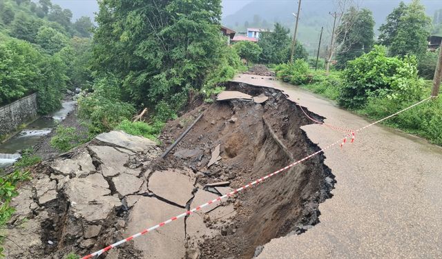 Artvin'de heyelan nedeniyle 2 köy yolu ulaşıma kapandı