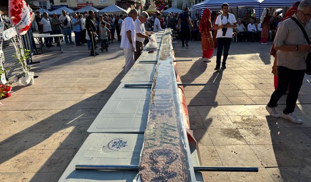 Aydın'da 13 metre 20 santimetre uzunluğunda pide yapıldı