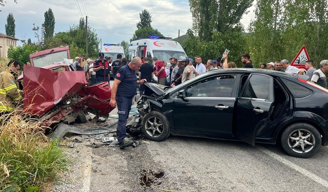 Balıkesir'de iki otomobil çarpıştı 1 kişi öldü, 3 kişi yaralandı