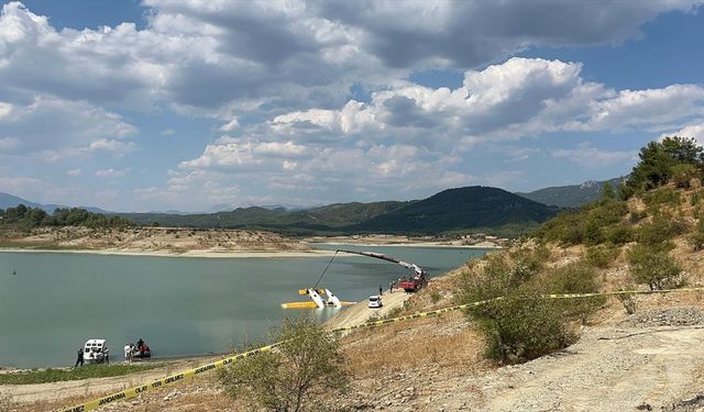 Burdur'da kaza kırıma uğrayan uçak gölün kıyısına sabitlendi