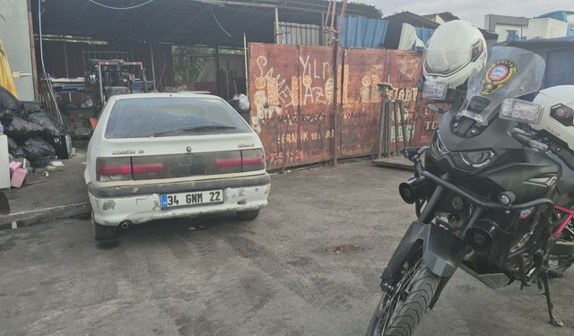 Edirne'de kazaya karışan sürücünün aracını bırakıp kaçması güvenlik kamerasında