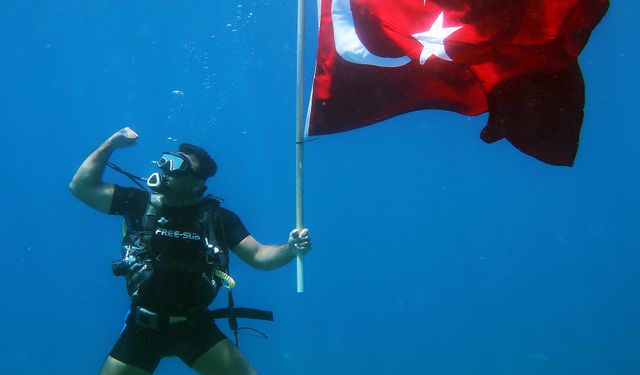 Fethiye'de Zafer Bayramı'nın 103. yılında deniz dibinde Türk bayrağı açtılar