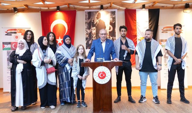 Filistinli ve Mısırlı aileler, Türkiye'nin Kahire Büyükelçiliğindeki dayanışma etkinliğinde bir araya geldi