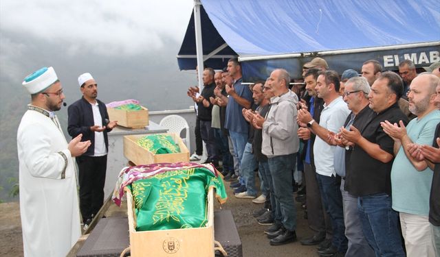 Giresun'da otomobilin uçuruma yuvarlandığı kazada ölen 3 kişinin cenazeleri defnedildi