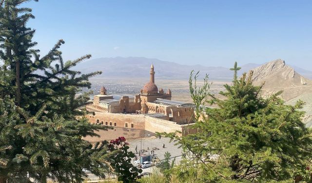 İshak Paşa Sarayı yaz tatilinde yurdun dört bir yanından ziyaretçi ağırlıyor