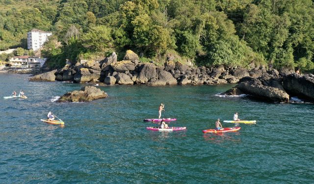 Karadeniz'in mavi sularında, alternatif su sporu yapmak isteyenler kürek sörfüyle buluşuyor