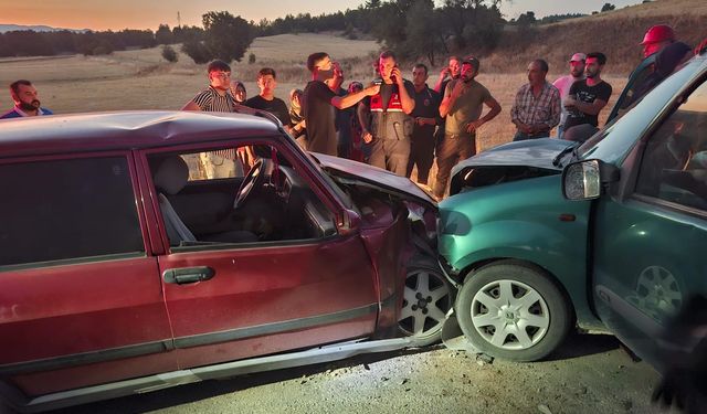 Kütahya'da otomobil ile hafif ticari araç çarpıştı, 2 kişi öldü