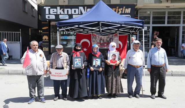 Muş'ta evlatlarına kavuşmak isteyen aileler, DEM Parti önündeki eylemlerini sürdürdü