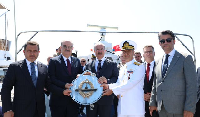 'TCG Dumlupınar' şehitleri Çanakkale Boğazı'nda saygı dalışı ile anıldı