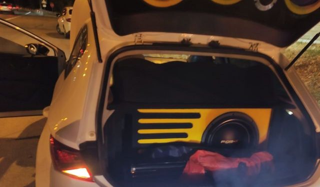Abartı egzoz ve kurallara aykırı cihaz kullanan sürücü trafikten men edildi