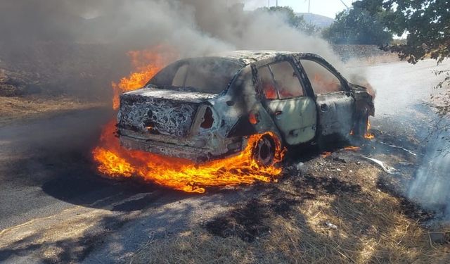 Balıkesir’de araç yangını ormana sıçramadan söndürüldü