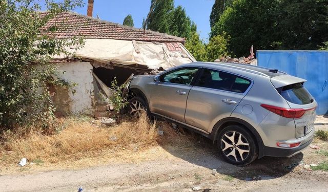 Çarpışmanın etkisiyle savrulan otomobil müstakil eve girdi: 1 yaralı