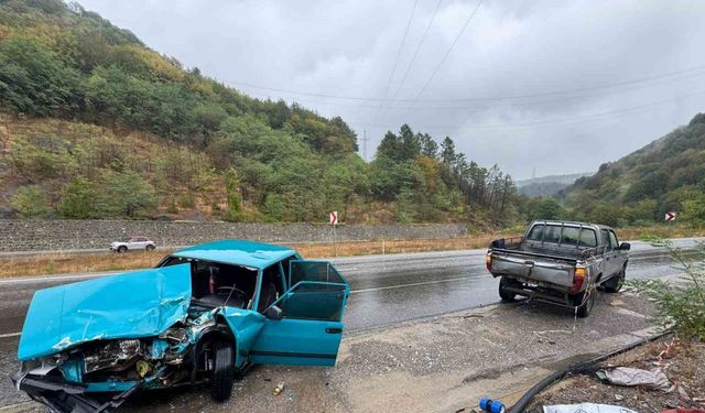 Depo bakımı yapan ekibin aracına çarpan otomobil hurdaya döndü