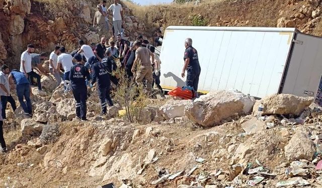 Diyarbakır’da kamyonet şarampole devrildi: 3 yaralı