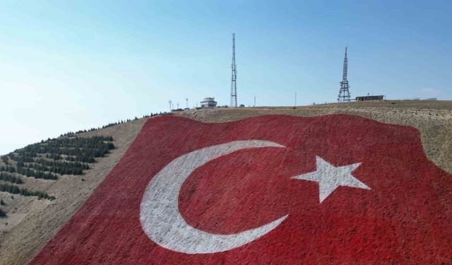 Dünyanın en büyük Türk bayrağı Ahır Dağı’na yapıldı, savaş uçakları selamladı