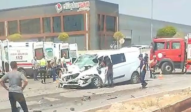 Eskişehir’de panelvan araç tıra arkadan çarptı: 1’i ağır 3 yaralı