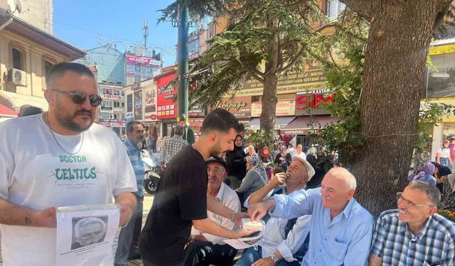Fenerbahçe taraftarları, Mourinho’nun gidişini çekme helva dağıtarak kutladı