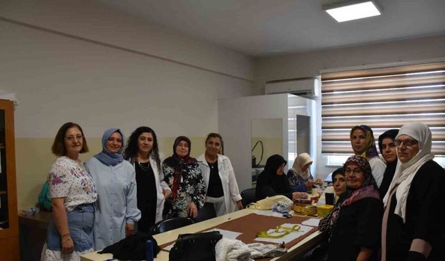 Gaziantep’te kadınlar kendi diktikleri kıyafetleri giyiyor