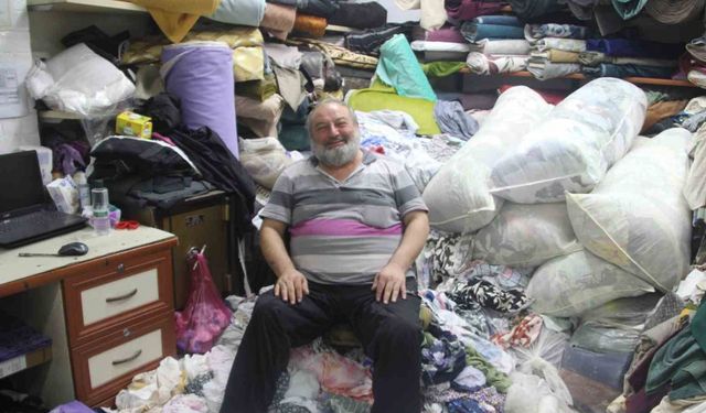 Hastane müdürüyken kumaş bağımlısı oldu: Dükkanı dağınıklıkla dikkat çekiyor