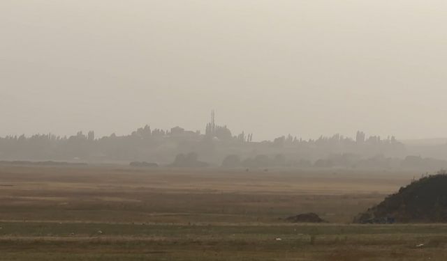 Irak ve Suriye’den gelen toz bulutu Yüksekova’yı kapladı