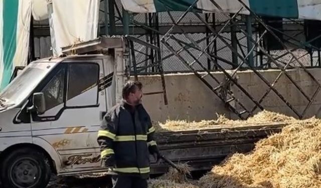Kamyonetin kasasındaki balyalar alevlere teslim oldu, müdahale etmek isteyen sürücü yaralandı