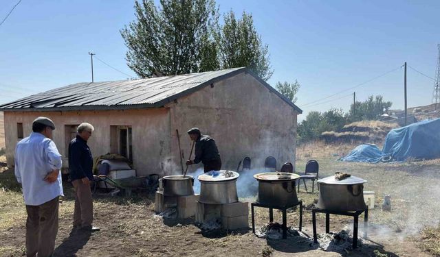 Kars’ta 78 yaşındaki düğün aşçısı 30 yıldır kazanda aşk pişiriyor