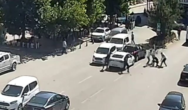 Kombi tartışması hastanede bitti: 5 kişi kiracıyı cadde ortasında sopalarla dövdü