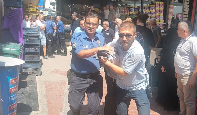 Kurusıkı silahla kuyumcu soymaya kalktı: Kuyumcu ve esnaftan meydan dayağı yedi