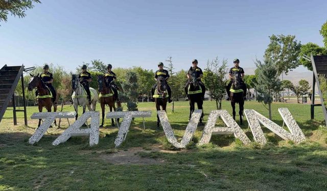 Malazgirt etkinlikleri öncesi atlı polislerden Tatvan’da devriye