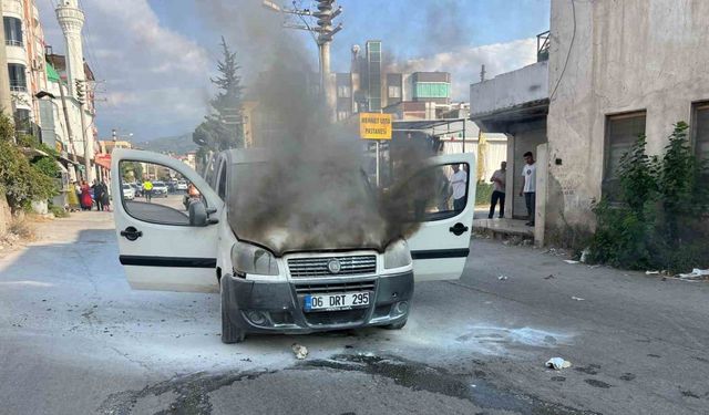 Osmaniye’de hafif ticari araç alev alev yandı
