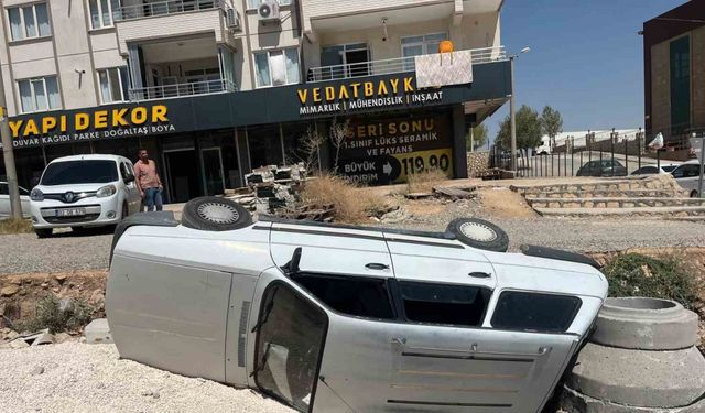 Otomobil altyapı çukuruna düştü: 5 yaralı