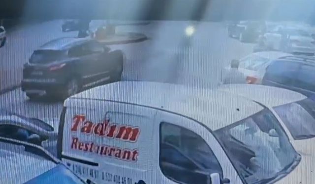Otomobil ile motosikletin çarpıştığı kaza kamerada: 1 yaralı