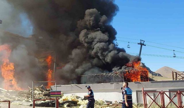 Palandöken Kayak Merkezi’ndeki yangın paniğe neden oldu