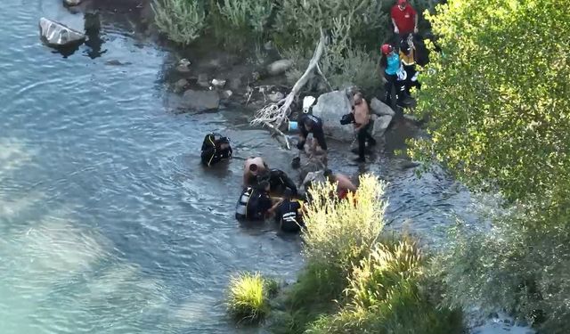Serinlemek için çaya giren genç boğuldu