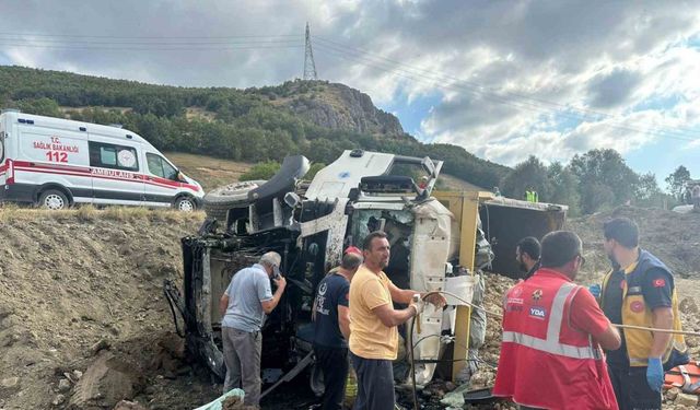 Tokat’ta hafriyat kamyonları çarpıştı, 1 sürücü ağır yaralandı