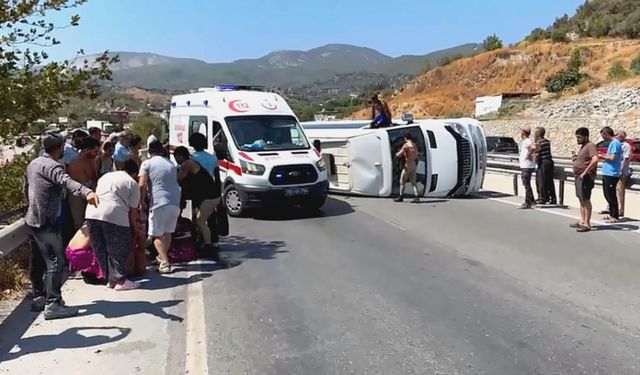 Turistleri taşıyan midibüs devrildi: 7 yaralı