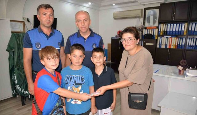 Türkeli’de örnek çocuklar: Buldukları 13 bin 400 lirayı teslim ettiler