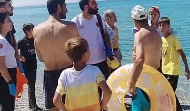 Van Gölü’nde boğulma tehlikesi geçiren baba ve oğul balıkçılar tarafından kurtarıldı