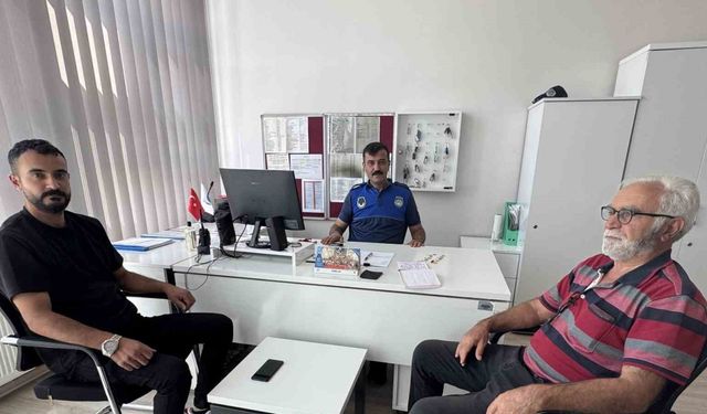 Yol kenarında bulduğu altınları sahibine teslim etti