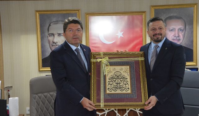 Adalet Bakanı Tunç Balıkesir'de ziyaretlerde bulundu
