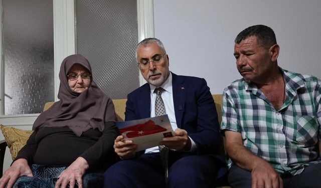 Bakan Işıkhan, şehit ailesini ziyaretinde Cumhurbaşkanı Erdoğan'ın 'Terörsüz Türkiye' mektubunu okudu
