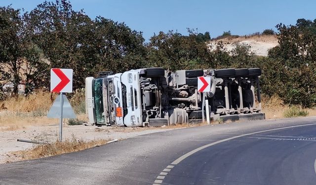 Balıkesir'de devrilen amonyum nitrat yüklü tankerin sürücüsü yaralandı