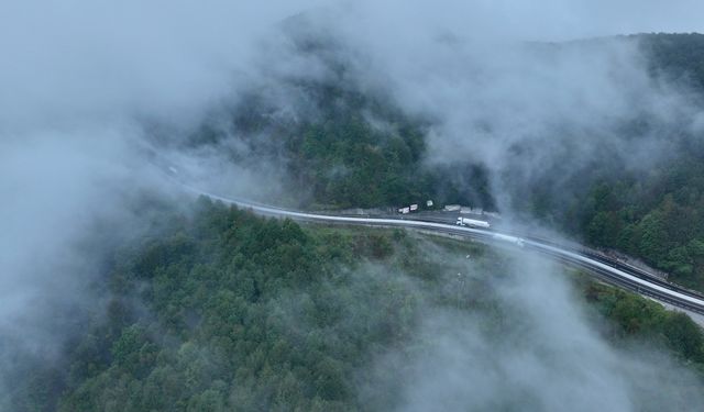 Bolu Dağı'nda sis ve sağanak etkili oldu