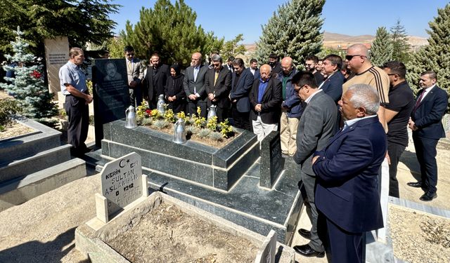 'Bozkırın Tezenesi' halk ozanı Neşet Ertaş, Kırşehir'de mezarı başında anıldı